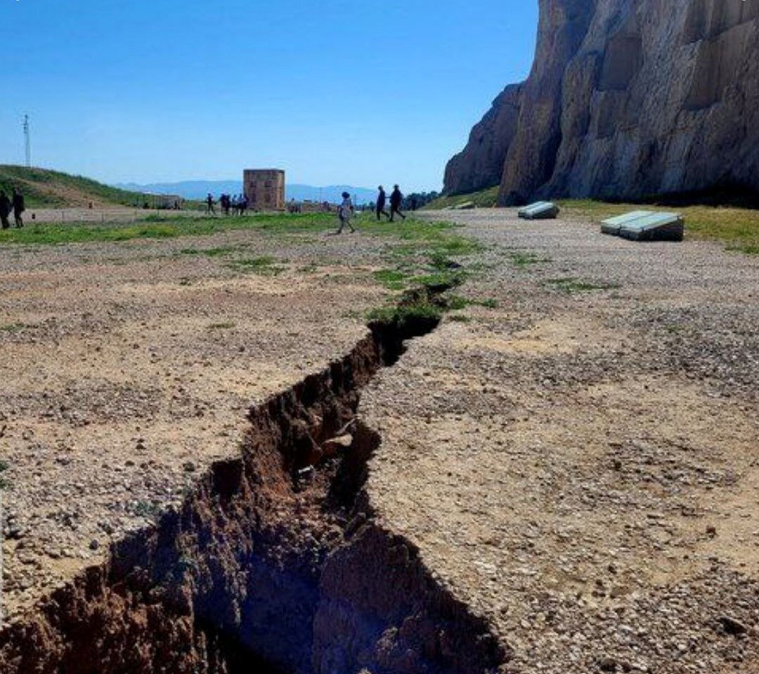 خطر! ؛ فرونشست‌ زمین در فاصله ۱۰ متری نقش رستم + عکس